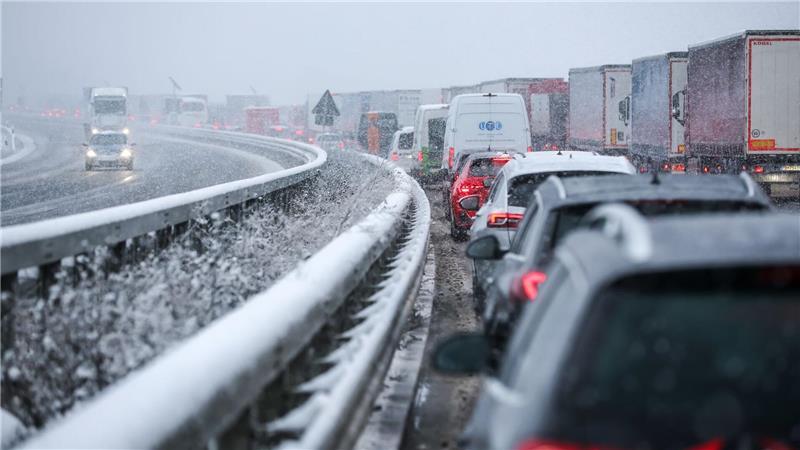 Der staureichste Tag des Jahres 2025 war der 9. Januar - ein Wintereinbruch ließ den Verkehr vielerorts zum Erliegen kommen.
