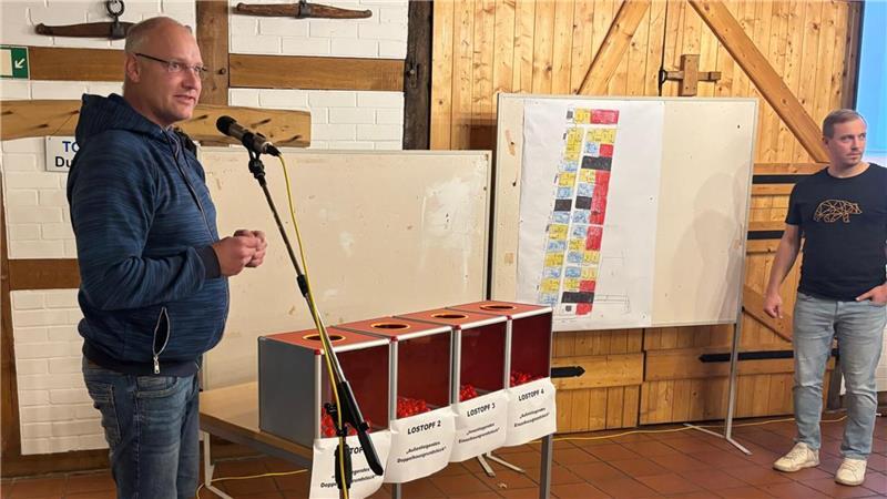 Der stellvertretende Bürgermeister Christian Bendrig (links) war die Glücksfee für die Grundstücks-Losung. Beckdorfs Bürgermeister Hendrik Klindworth koordinierte die Auswahl der ausgelosten interessierten Käufer.