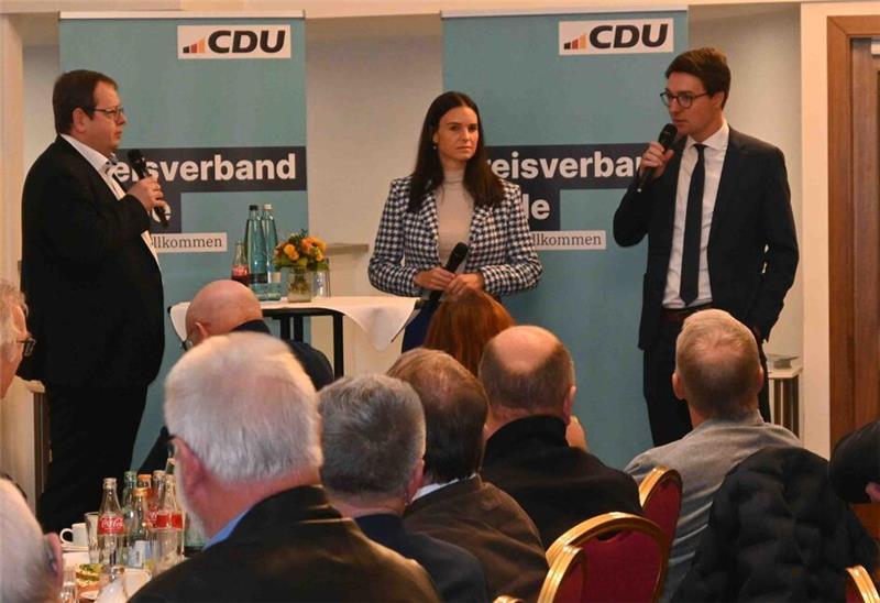 Der stellvertretende CDU-Kreisvorsitzende Andre Weseloh (links) moderierte eine Talkshow mit den Bundestagskandidaten Vanessa Zobel (Wahlkreis Stade I / Rotenburg II) und Christoph Frauenpreiß ( Wahlkreis Cuxhaven/Stade II).