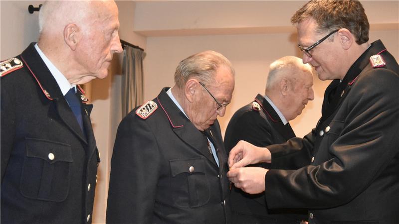Feuerwehr Drochtersen kämpft mit steigenden Kosten Der stellvertretende Kreisbrandmeister Marcus Hinrichs ehrt Heinrich Schütt, Klaus Schwarzbach und Karl Finkenwirth (von links) für 60 Jahre Dienst im Feuerlöschwesen.