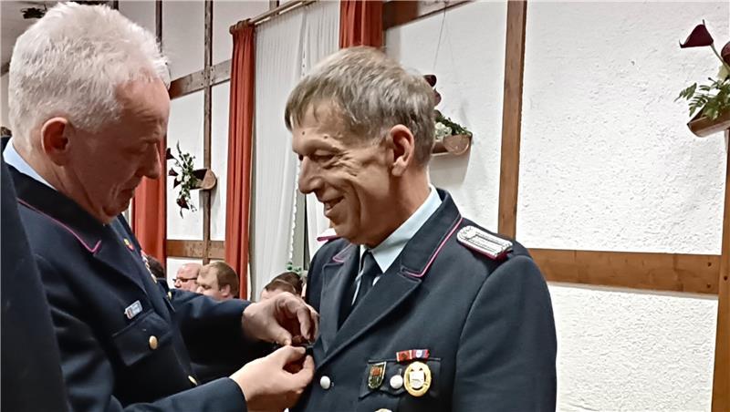Diese Themen bringen Fredenbecks Feuerwehr zur Weißglut Der stellvertretende Kreisbrandmeister Thorsten Hellwege übergibt dem Funkbeauftragten Peter-Michael Haak die Ehrennadel in Bronze des Landesverbands Niedersachsen.