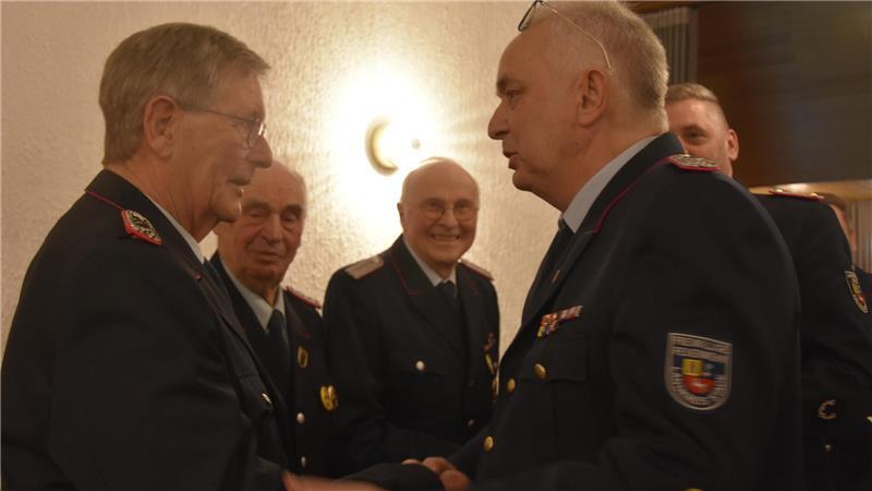 Der stellvertretende Kreisbrandmeister Thorsten Hellwege (rechts) gratuliert Wilhelm Ehlers, Christoph Brunckhorst und Johann Lüchau (von links) für ihre 70-jährige Treue zur Feuerwehr.