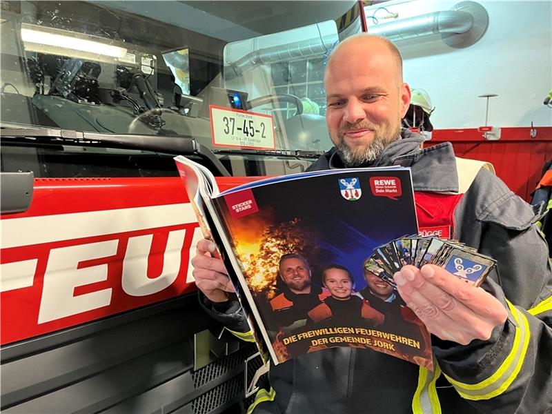 Der stellvertretende Ortsbrandmeister der Ortsfeuerwehr Estebrügge, Tim Lühmann, hatte die Idee, alle Feuerwehrleute in der Gemeinde Jork zu Stickerstars zu machen. Foto: Vasel