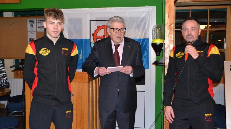 Der stellvertretende Ortsbürgermeister Günter Schmidt (Mitte) stellt beim Neujahrsempfang in Hagen die Kickboxer und Weltmeister Tjals (links) und Jens Uhlmann vor.