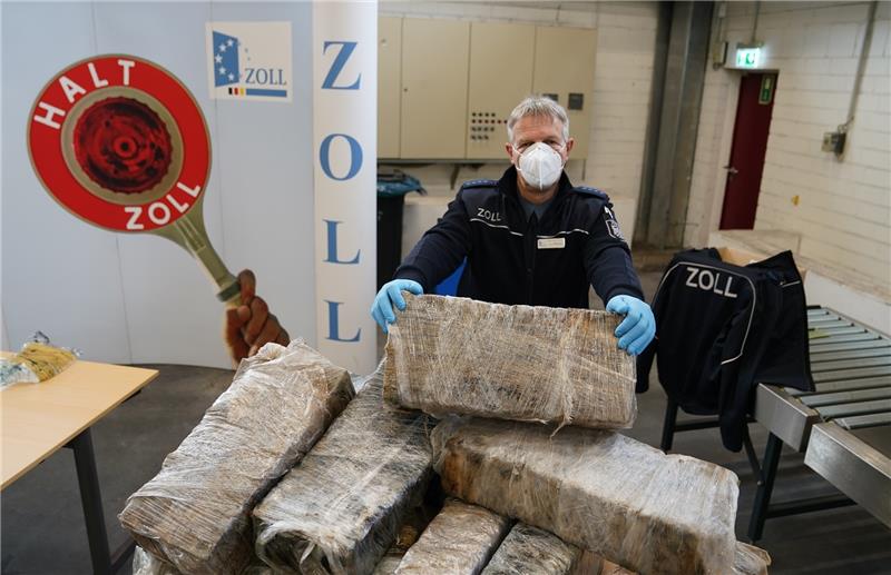 Hamburger Zoll stellt Kokain im Wert von 350 Millionen Euro sicher Der stellvertretende Pressesprecher des Zollfahndungsamtes Hamburg, Andreas Franke, mit einem Teil des sichergestellten Kokains. Foto: Marcus Brandt/dpa