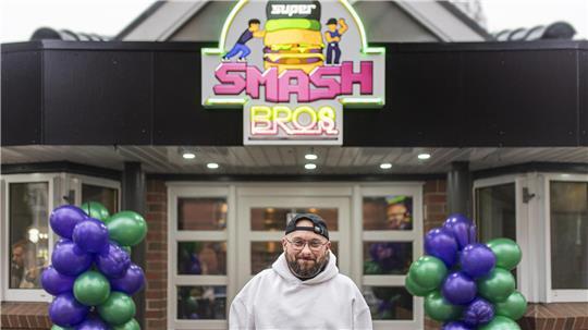 Der stolze Besitzer Arthur Schäfer eröffnet mit Super Smash Bros ein neues Highlight in Bremerhaven.