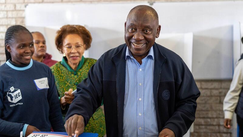 Südafrika steuert auf Koalitionsregierung zu Der südafrikanische Präsident Cyril Ramaphosa während seiner Stimmagabe in Soweto.