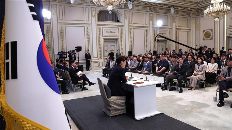 Nach Wahlpanne: Südkoreas Präsident sieht Demokratie bedroht Der südkoreanische Präsident Lee Jae Myung hat zum einjährigen Amtsantritt eine knapp dreistündige Pressekonferenz gegeben.