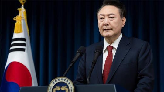 Der südkoreanische Präsident Yoon Suk Yeol spricht im Präsidialamt in Seoul, Südkorea. Am Montag hat das Justizministerium eine Ausreisesperre gegen Yoon verhängt. (Archivbild)