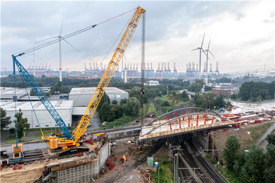 Der südliche Überbau der Finkenwerder Brücke wurde erfolgreich mittels eines großen 600-Tonnen-Raupenkrans eingeschoben. Foto: HPA/Andreas Schmidt-Wiethoff