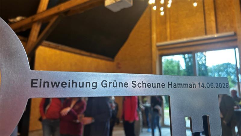 Der symbolische Schlüssel des Architekten für den Bauherrn zur Einweihung der Grünen Scheune in Hammah.