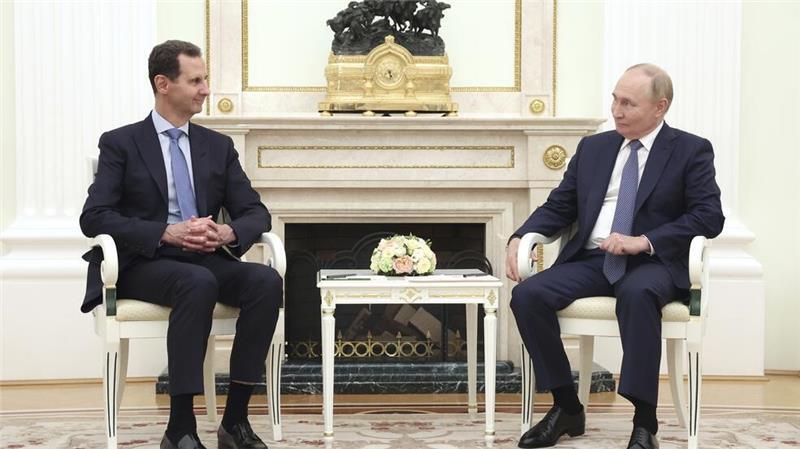 Der syrische Präsident Baschar al-Assad (links) spricht mit dem russischen Präsidenten Wladimir Putin während ihres Treffens.