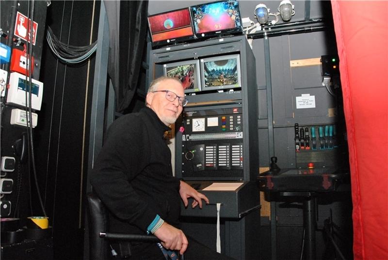 Der technische Leiter Tobias Giehler in seiner „Kommandozentrale“ – einer dunklen Ecke mit vier Bildschirmen direkt neben der Bühne. Fotos Lohmann