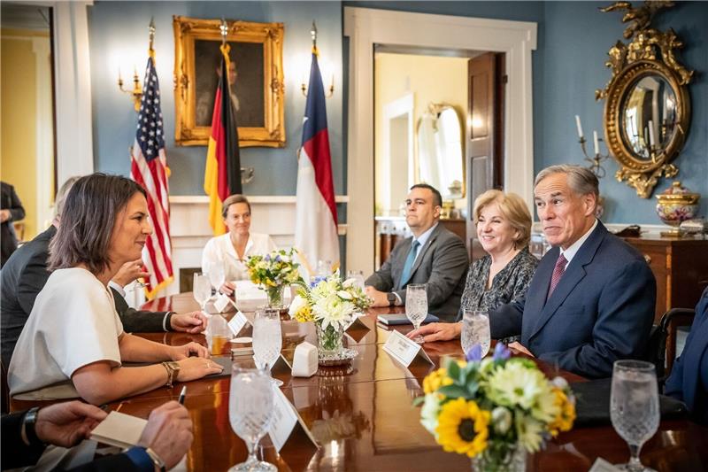Der texanische Gouverneur Greg Abbott (r) empfängt Bundesaußenministerin Annalena Baerbock in Austin. Baerbock hält sich bei ihrer USA-Reise in Texas und Washington auf, bevor sie zur anschließenden UN-Vollversammlung nach New York reist.
