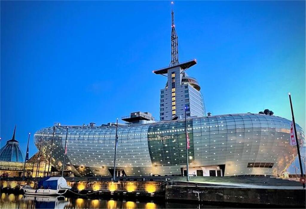 Der tiefblaue Abendhimmel und die Färbung der Lichter bilden ein perfektes Motiv...