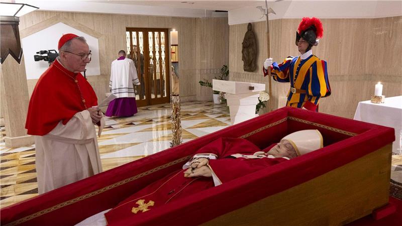 Gäste aus aller Welt bei Beisetzung von Franziskus Der tote Papst Franziskus liegt nun in der Kapelle seiner Residenz Santa Marta im offenen Sarg.