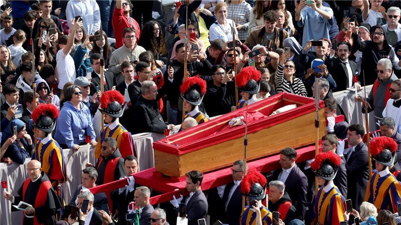Der tote Papst Franziskus wird im offenen Sarg in den Petersdom gebracht.