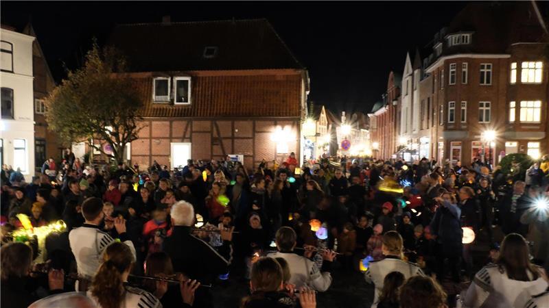 Der traditionelle Laternenumzug durch die Altstadt darf nicht fehlen.