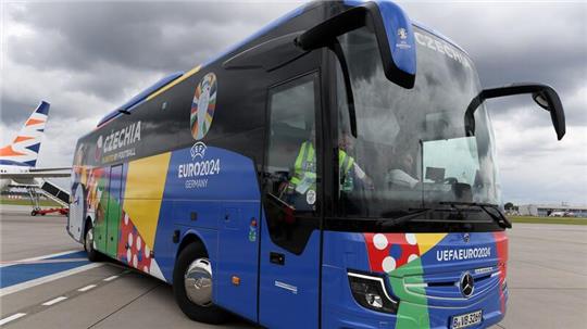 Der tschechische Mannschaftsbus verlässt den Flughafen Richtung Teamhotel.
