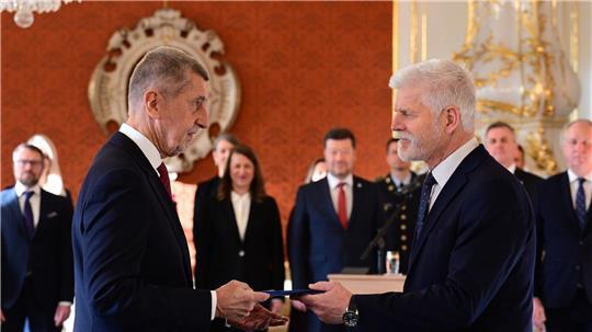 Der tschechische Präsident Petr Pavel (r) ernennt Andrej Babis zum neuen Ministerpräsidenten.