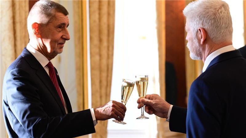 Rechtspopulist Babis ist neuer Regierungschef in Tschechien Der tschechische Präsident Petr Pavel (r) ernennt Andrej Babis zum neuen Ministerpräsidenten.