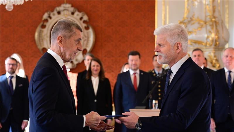 Der tschechische Präsident Petr Pavel (r) ernennt Andrej Babis zum neuen Ministerpräsidenten.