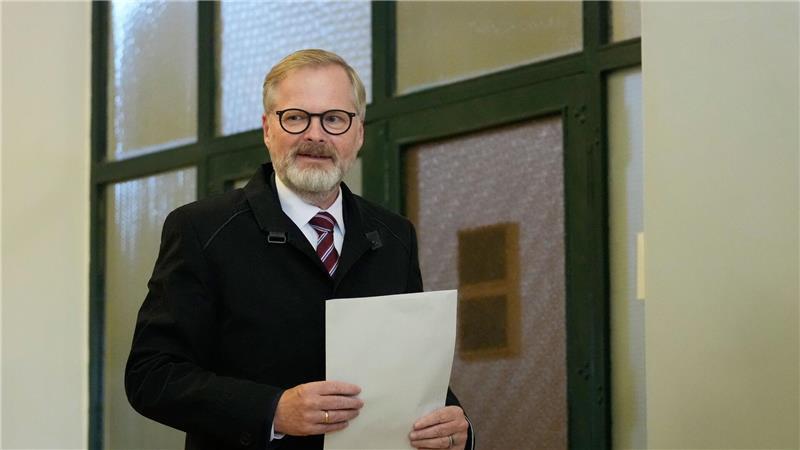 Der tschechische Regierungschef Petr Fiala gibt seine Stimme bei den Parlamentswahlen in einem Wahllokal ab. Nach der Niederlage seiner liberalkonservativen Koalition hat sein Kabinett nun seinen Rücktritt erklärt. (Archivbild)