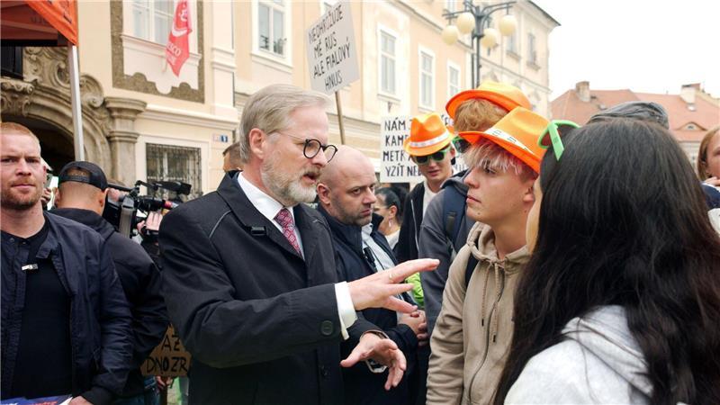 Der tschechische Regierungschef Petr Fiala wirbt bei einem Wahlkampfauftritt in der Unesco-Welterbestadt Kutna Hora, rund 60 Kilometer östlich von Prag, um Stimmen. (Archivbild)