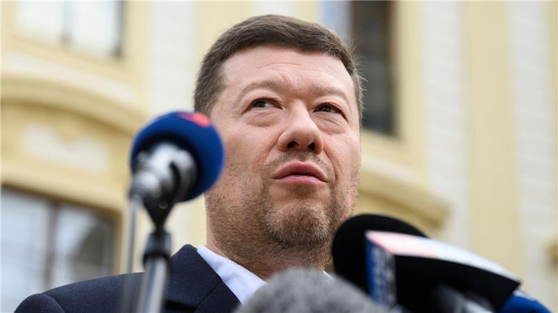 Ultrarechte Partei fordert Minister-Posten in Tschechien Der tschechische SPD-Vorsitzende Tomio Okamura spricht mit Reportern nach einem Treffen mit Präsident Pavel, der ihn zu einer Konsultation nach den Wahlen eingeladen hatte.