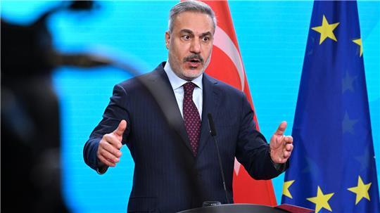 Der türkische Außenminister Hakan Fidan spricht im Auswärtigen Amt während einer gemeinsamen Pressekonferenz mit Bundesaußenminister Wadephul.