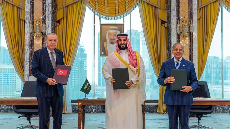 Der türkische Präsident Erdogan (l), Saudi-Arabiens Kronprinz Salman (M) und der pakistanische Premier Sharif unterzeichneten den Pakt in Mekka.