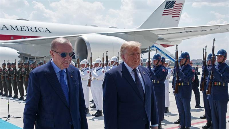 Der türkische Präsident Recep Tayyip Erdogan empfing seinen US-Kollegen Donald Trump direkt am Flugzeug.