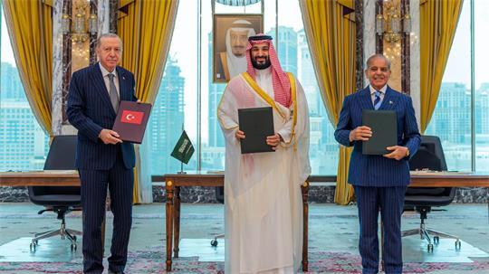 Der türkische Präsident Recep Tayyip Erdogan (l), der saudische Kronprinz Mohammed bin Salman (M) und Pakistans Ministerpräsident Shehbaz Sharif unterzeichneten den Verteidigungspakt in Mekka.