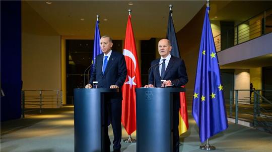 Der türkische Präsident Recep Tayyip Erdogan (l) hatte bei seinem Besuch bei Bundeskanzler Olaf Scholz klar gemacht, dass er sich wieder eine stärkere Kooperation im Rüstungsbereich wünscht.