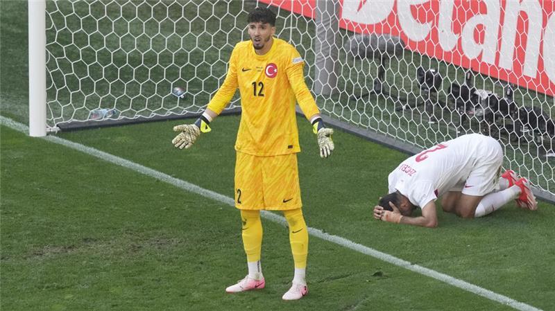 Eigentore, Irrwege, Chaoskatze: Kuriose News des Jahres 2024 Der türkische Torhüter Altay Bayindir und sein Mitspieler Zeki Celik (r) reagieren nach einem Eigentor ihres Mannschaftskameraden Samet Akaydin (nicht im Bild) am 22. Juni im Dortmunder Stadion. Es war das kurioseste von vielen Eigentoren in der Vorrunde der EM.