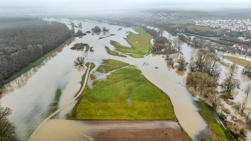 Hochwasserlage: Kampf gegen Überflutung und Aufatmen Der über die Ufer getretene Main überflutet Wiesen und Felder bei Haßfurt.