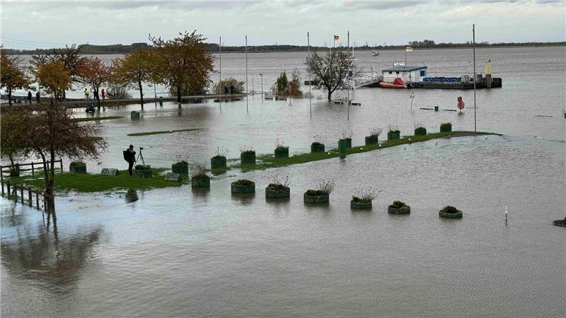 Der überflutete Fähranleger Lühe im Alten Land.