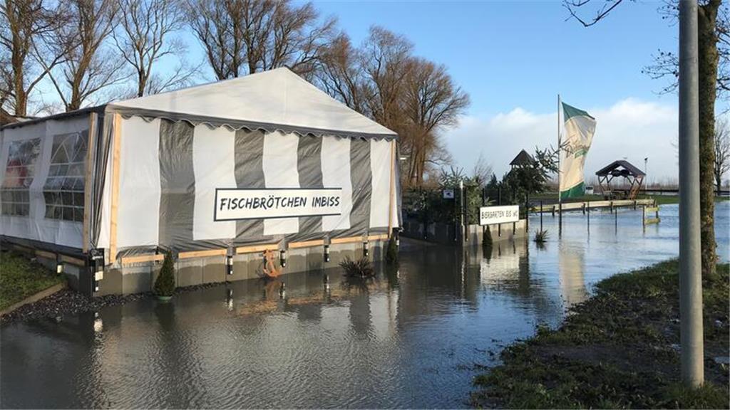 Der überflutete Fähranleger in Wischhafen.