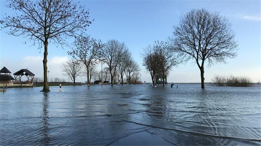 Der überflutete Fähranleger in Wischhafen.