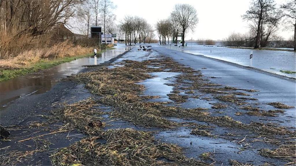 Der überflutete Fähranleger in Wischhafen.