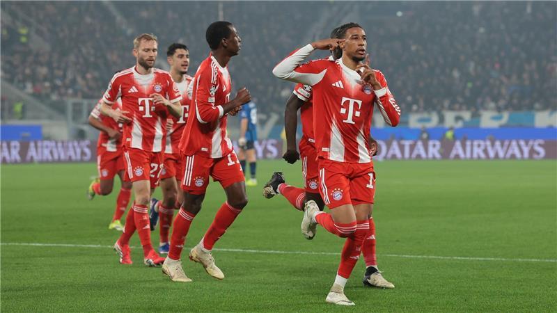 Der überragende Michael Olise jubelt nach seinem Tor im Arjen-Robben-Stil.