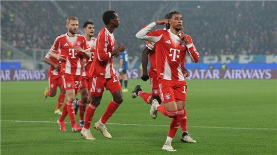 Der überragende Michael Olise jubelt nach seinem Tor im Arjen-Robben-Stil.