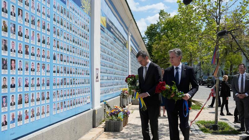 USA stellen zwei Milliarden US-Dollar Militärhilfe bereit Der ukrainische Außenminister Dmytro Kuleba (l) und US-Außenminister Antony Blinken legen in Kiew Blumen an einem Denkmal für gefallene Soldaten nieder.