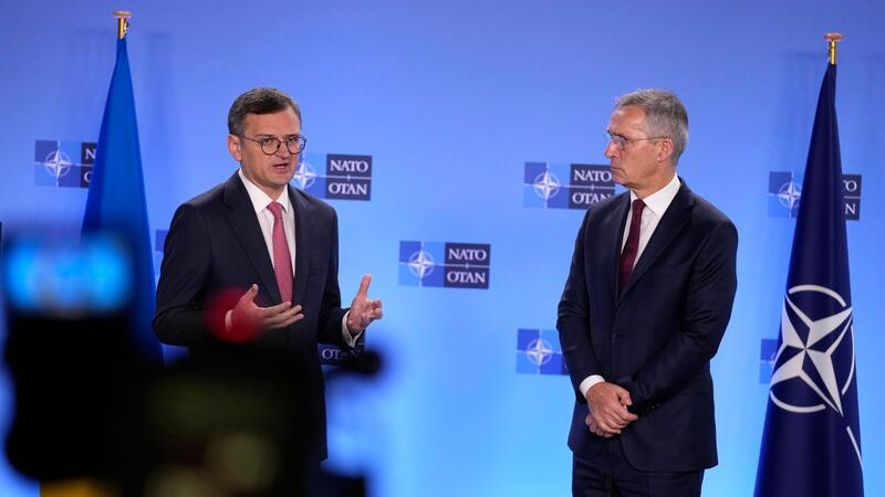 Der ukrainische Außenminister Dmytro Kuleba (l) und Nato-Generalsekretär Jens Stoltenberg in Brüssel.