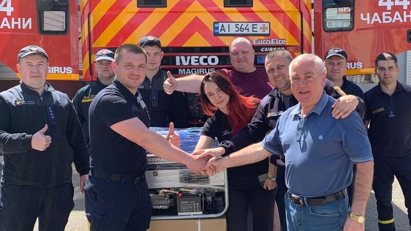 Der ukrainische Geschäftsmann Grischa Kaflowsky übergibt Stromgeneratoren an die Feuerwehr in der Region Kiew.