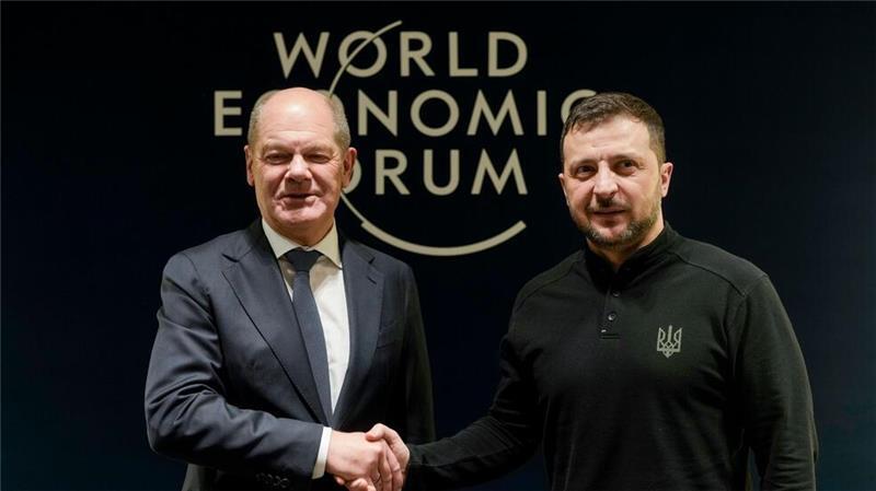 Der ukrainische Präsident Selenskyj dankt Kanzler Scholz für die bisher von Deutschland geleistete Kriegsunterstützung.