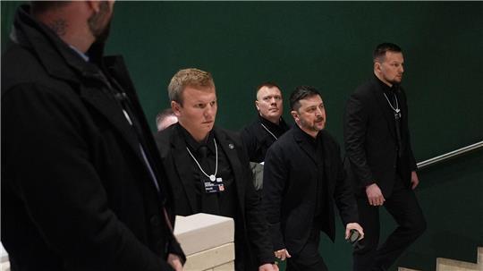 Der ukrainische Präsident Selenskyj in Davos, wo er sagte, dass Vertreter der USA, der Ukraine und Russlands über Bedingungen für ein Ende des Ukraine-Krieges reden wollen.