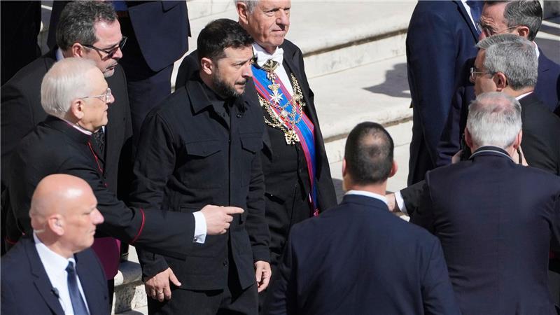 Der ukrainische Präsident Selenskyj kam wenige Momente nach US-Präsident Trump auf den Petersplatz.