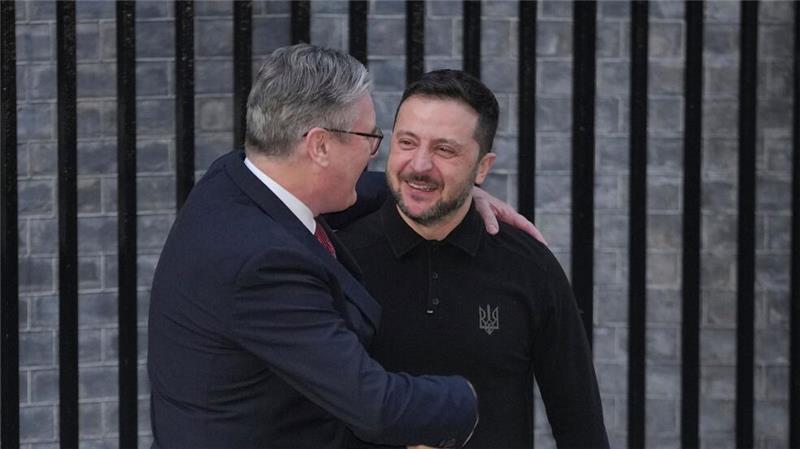 Der ukrainische Präsident Selenskyj (r.) freute sich sichtlich über den herzlichen Empfang in Großbritannien.