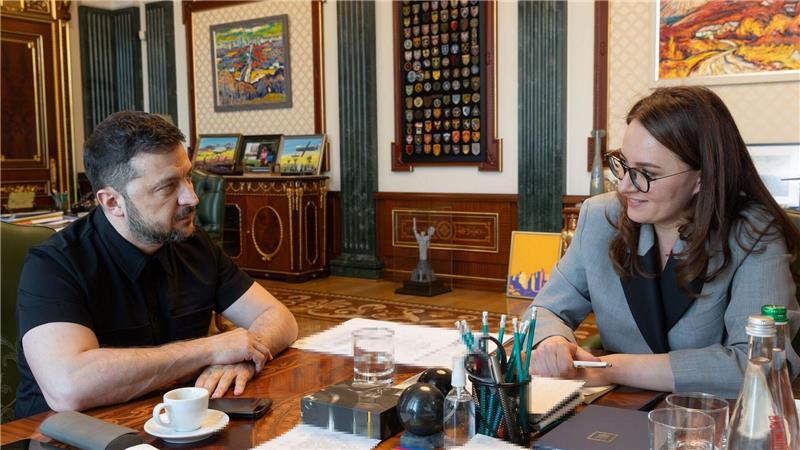 Der ukrainische Präsident Wolodymyr Selenskyj beauftragt die stellvertretende Ministerpräsidentin Julia Swyrydenko mit einer Regierungsumbildung. 